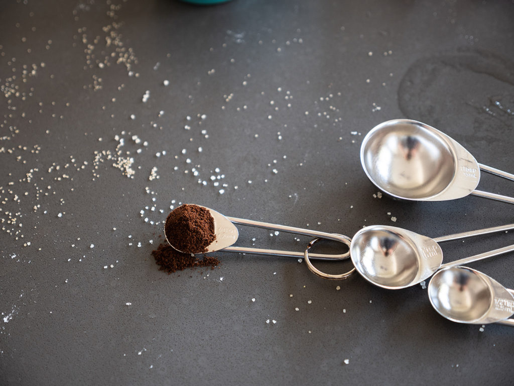 Das intensive würzige Aroma erhält der Schokoladekuchen von den Gewürzen Zimt, Nelke, Vanille.